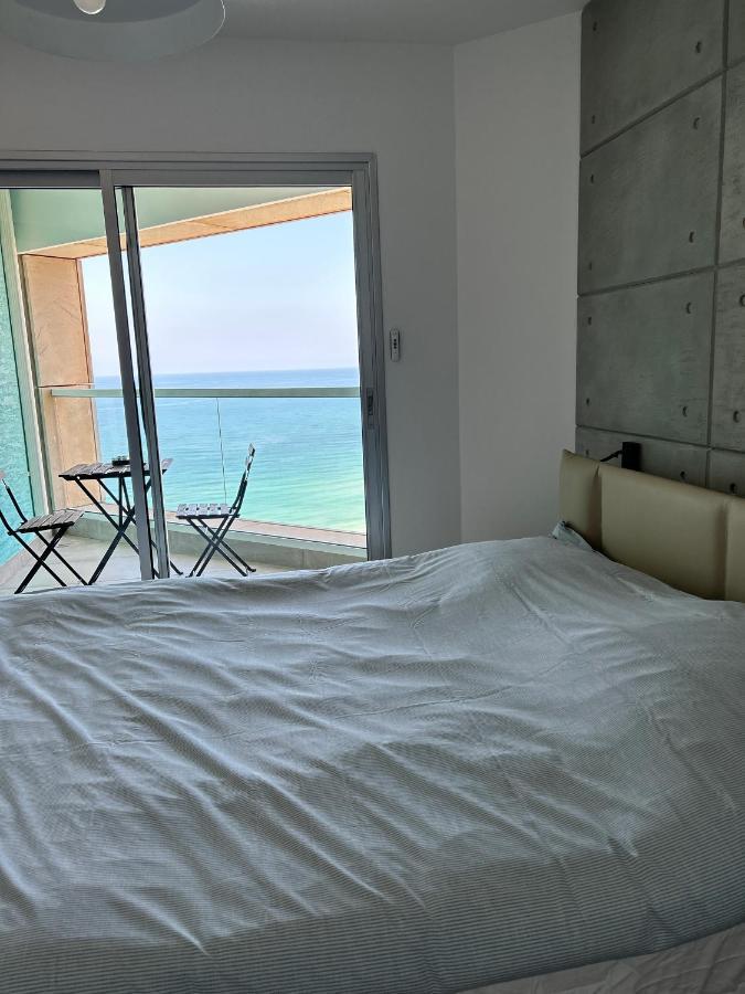 Beachfront Apartment Бат-Ям Экстерьер фото